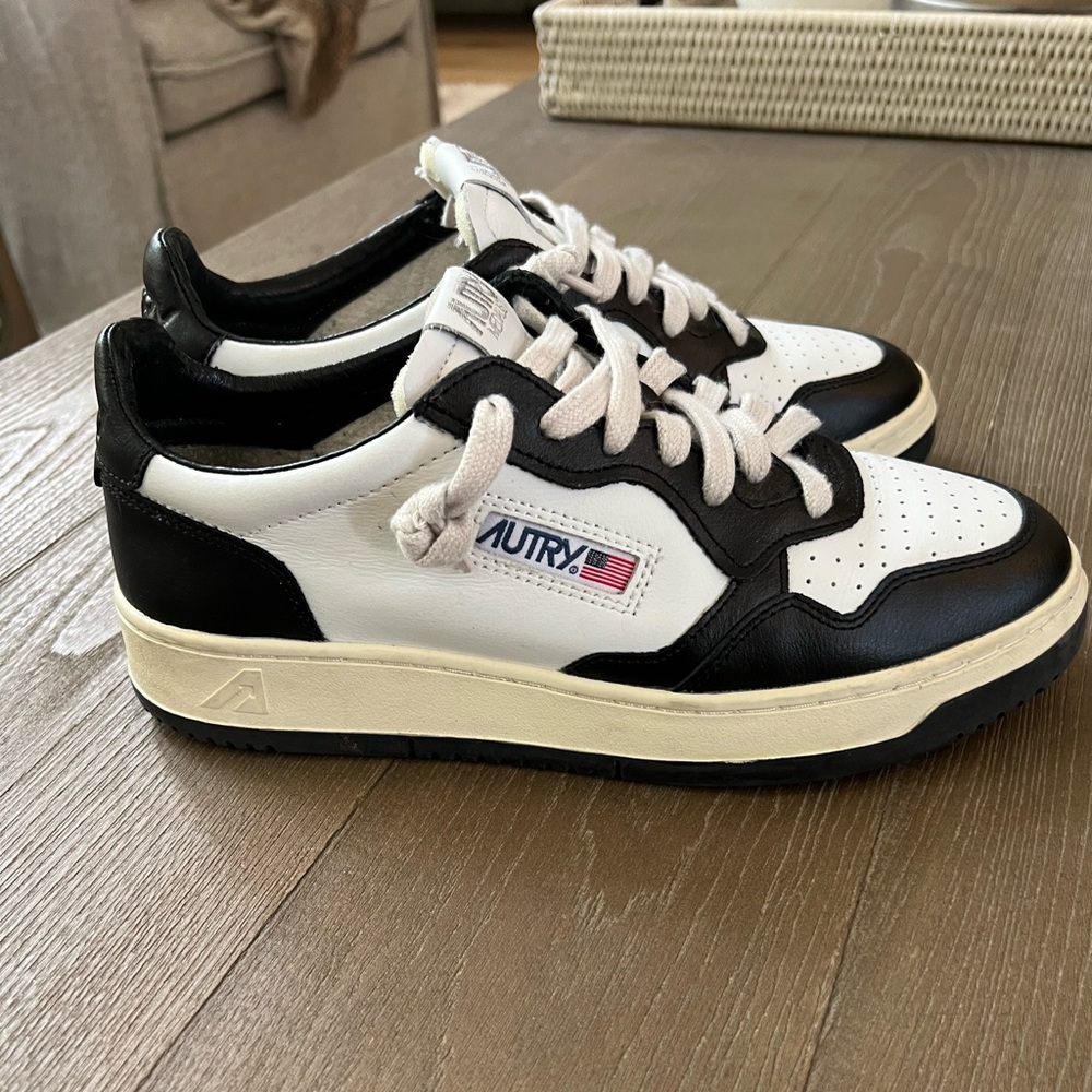 Autry Medalist Low Bicolor Sneakers White and Black. Size 40